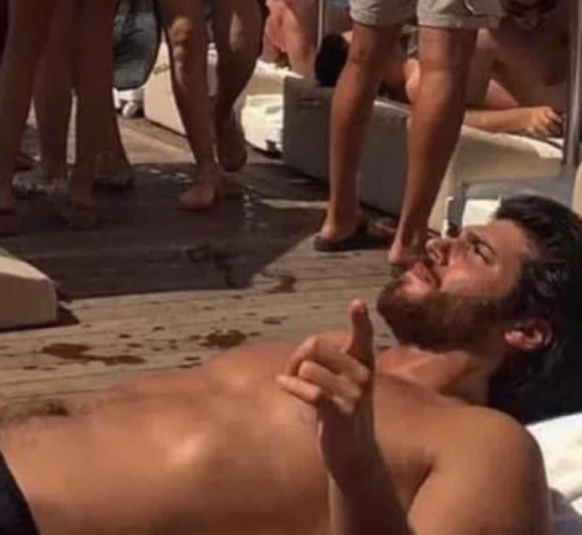 Le fan impazziscono per il look da spiaggia di Can Yaman: guarda le foto esclusiva!