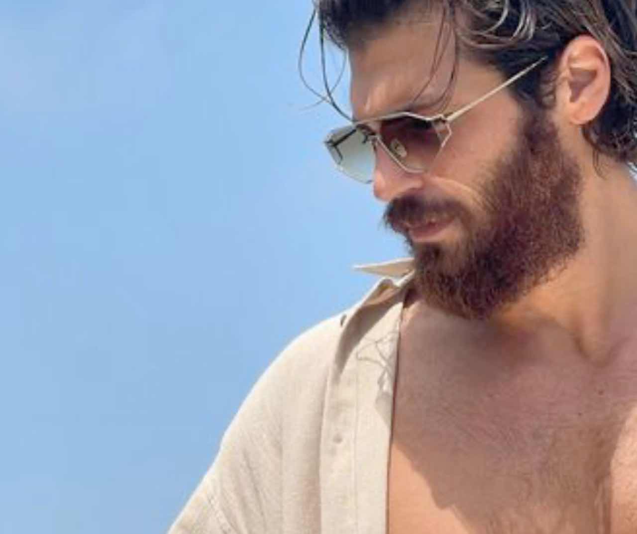 Can Yaman e le 2 grandi sorprese per l'estate: nuovi traguardi e tutti al mare!