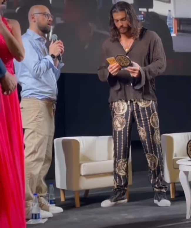 Can Yaman riceve un premio a Benevento