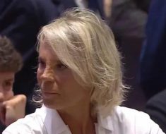 Maria De Filippi in abito bianco ai funerali di Berlusconi, perchè?