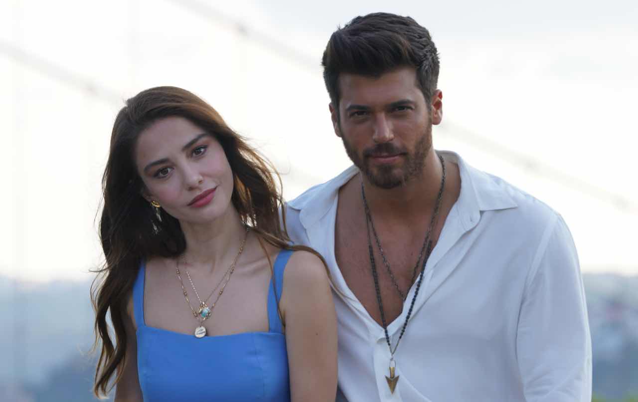 Tornano Can Yaman e Ozge con Mr.Wrong per rivivere grandi emozioni