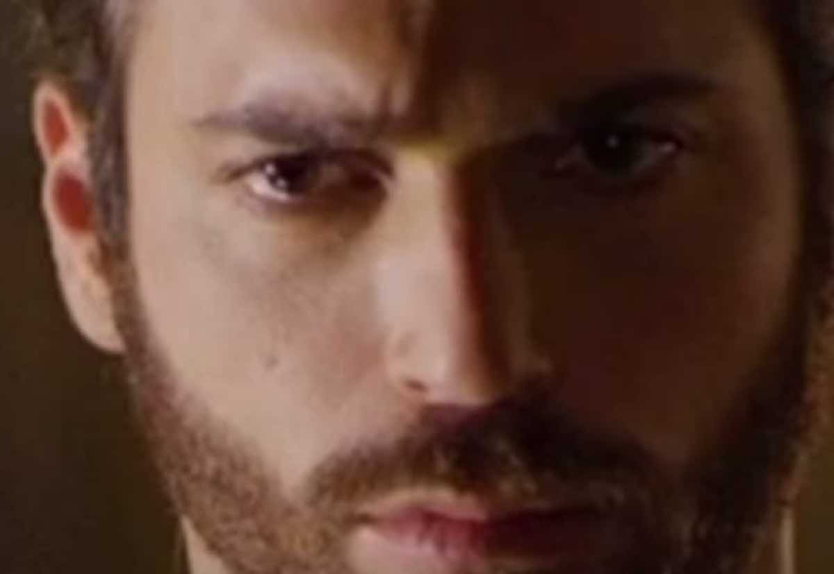 Lutto peer Can Yaman lui vola a Istanbul per piangere con la famiglia