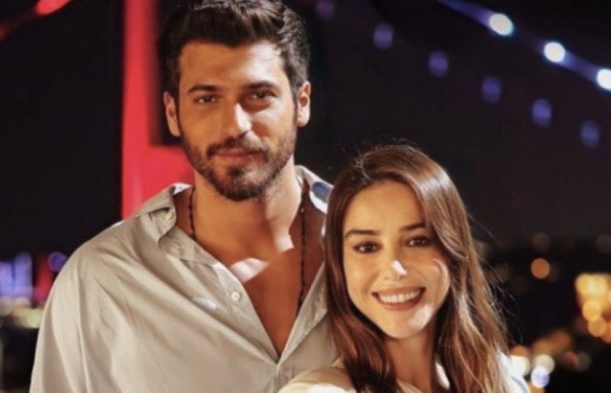 Can Yaman e Ozge Gurel la grande sorpresa della serie che ha conquistato il mondo