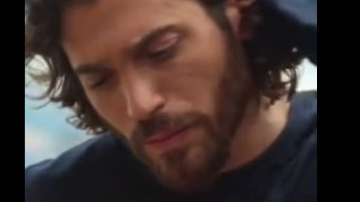 Can Yaman sorriso spento e triste ecco di chi è la colpa