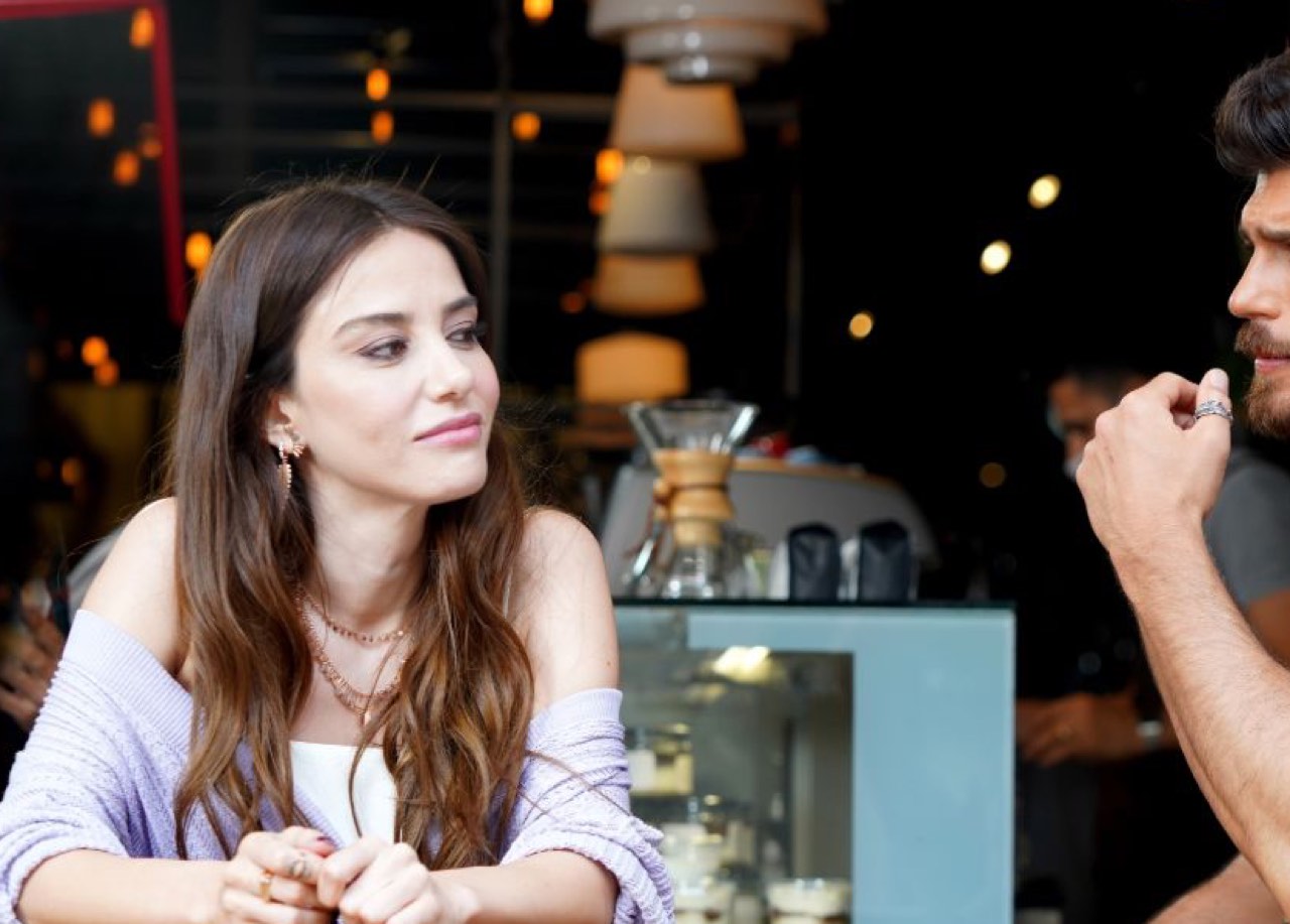Ozge Gurel la più amata attrice turca in Italia arriva su Canale 5 con lui