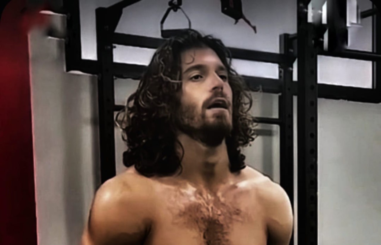 Can Yaman sempre più sexy in palestra infiamma i social e le sue fan