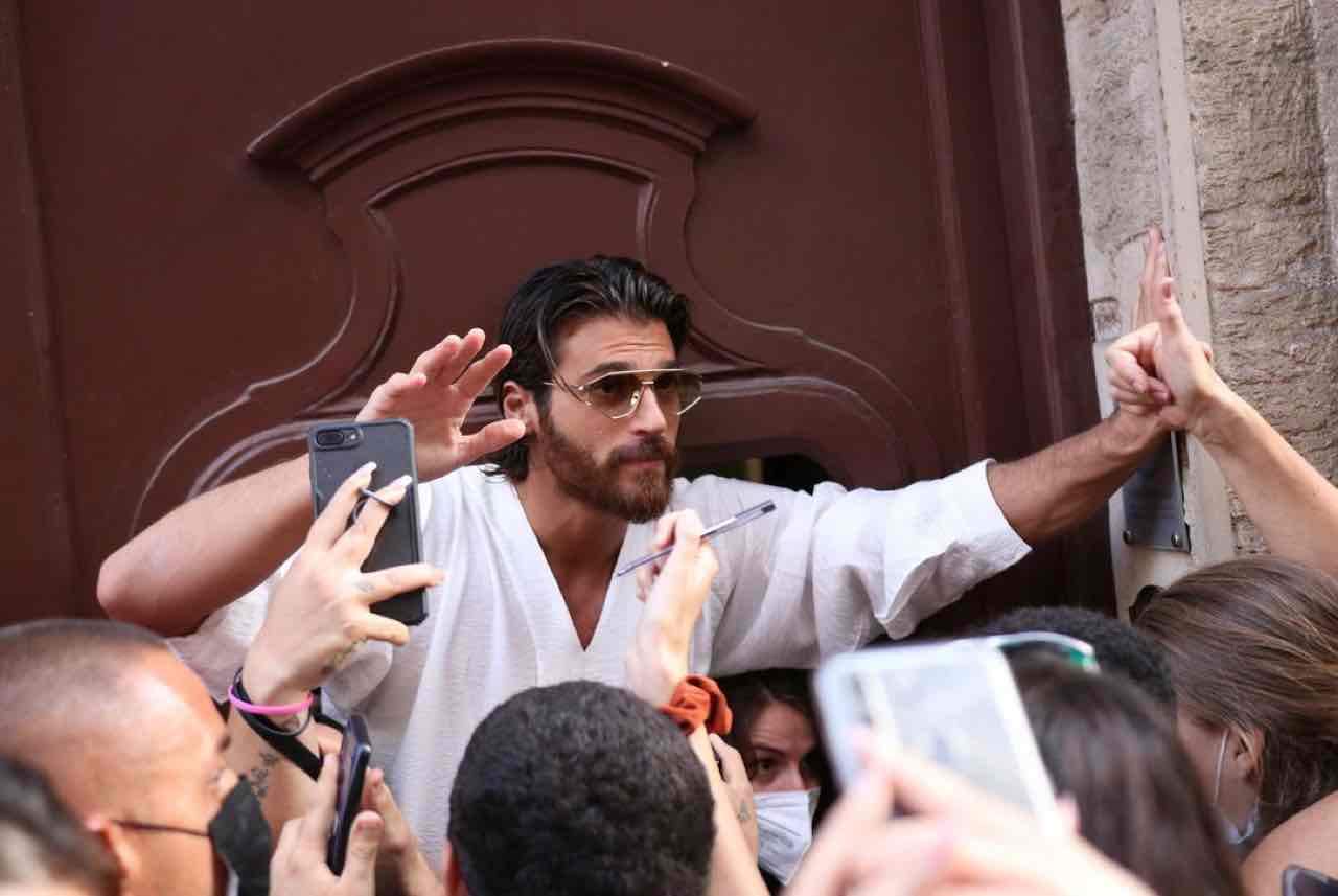 Can Yaman dopo il lancio del cellulare della fan riceve pesanti critiche da...Palermo!