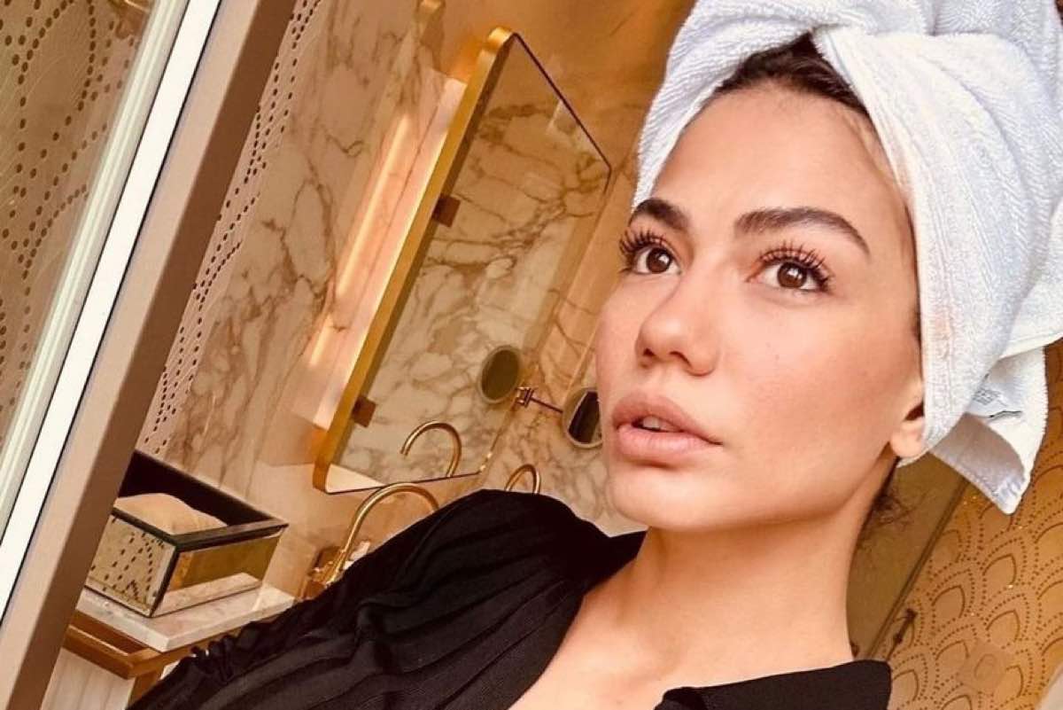 Demet Ozdemir a Budapest risolto il problema dei capelli con questo trucco