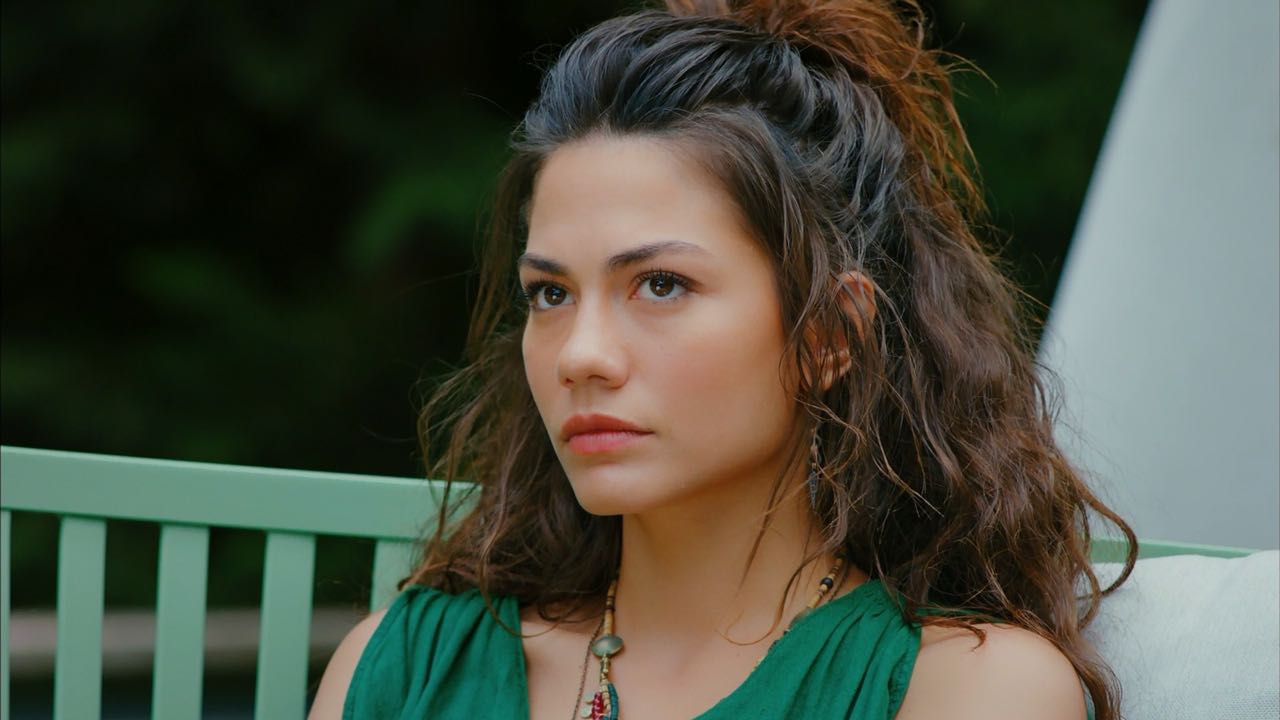 Critiche terribili a Demet Ozdemir per la foto senza trucco e Can Yaman...