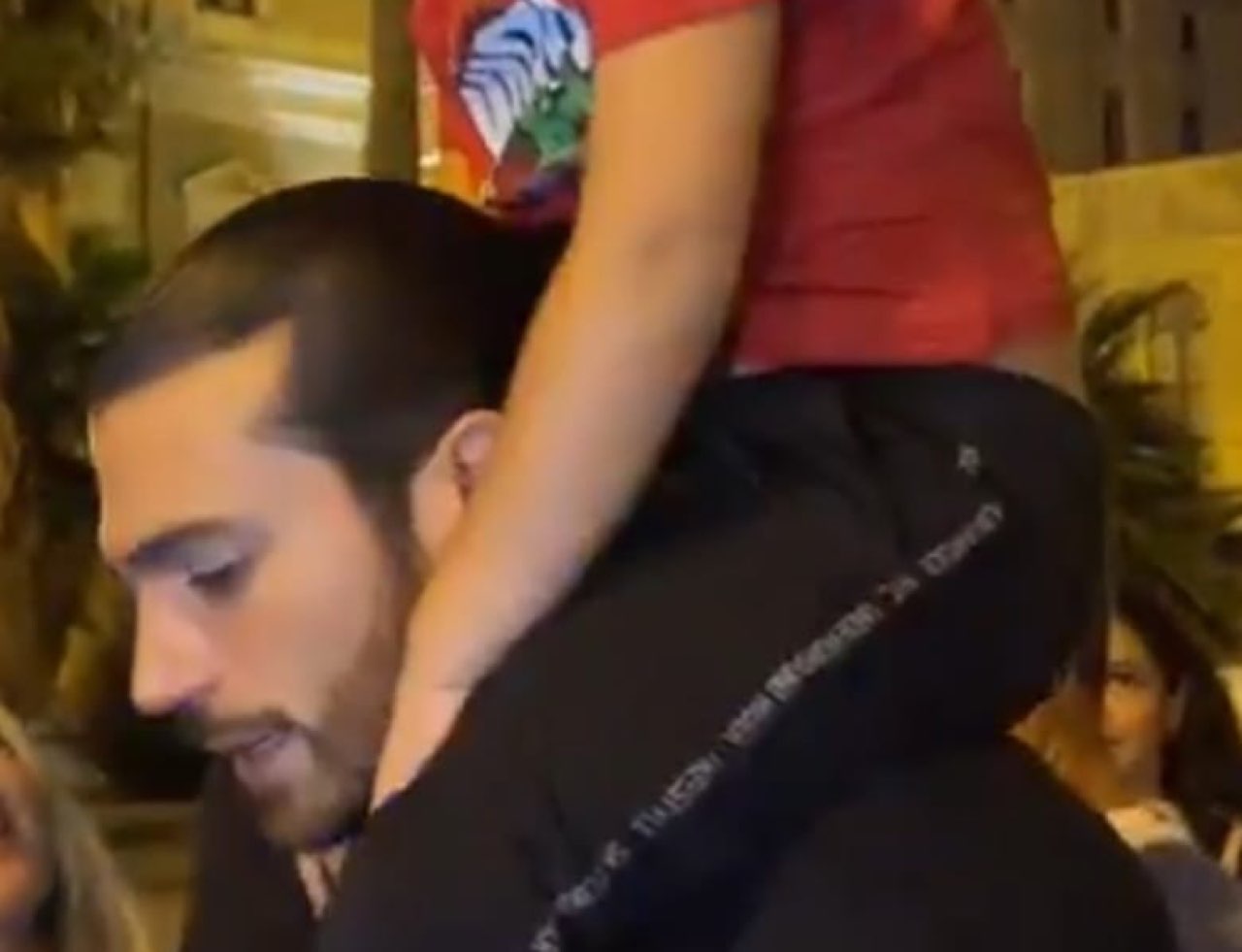 Can Yaman incredibile ma vero secondo una fan avrebbe un figlio con Demet, il messaggio