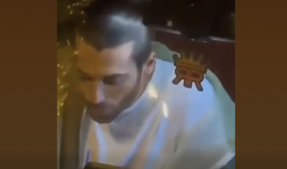 Can Yaman spegne le candeline sulla torta di una fan ma c'è chi lo critica molto
