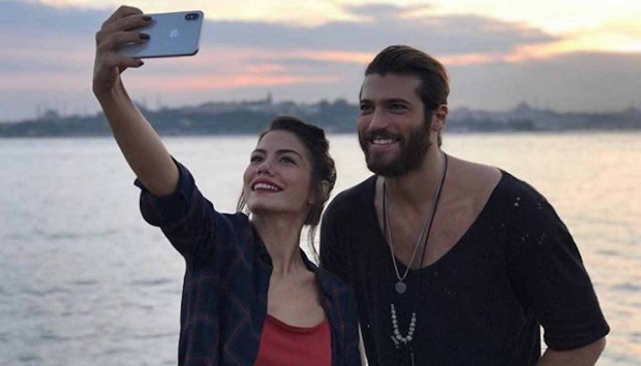 Can Yaman e Demet nello stesso hotel in Ungheria, coincidenza o incontro
