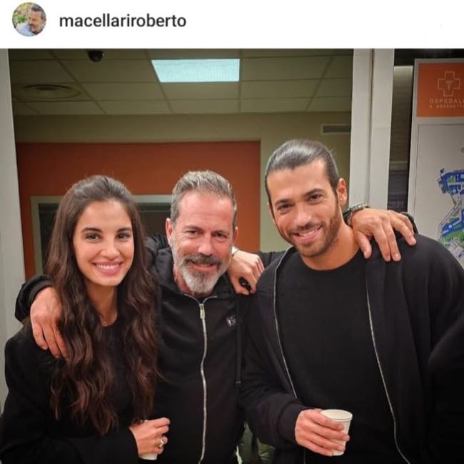 E anche l'ultimo ciak di Viola come il mare 2 è arrivato, un'altra esperienza entusiasmante, restano sorrisi, pacche sulle spalle, brindisi, tanti saluti e l'attesa per la messa in onda.Can Yaman tra Roberto e FrancescaUna foto davvero unica: quella di Can Yaman con l'amico Roberto  Macellari e la bellissima collega Francesca Chillemi. Tra due litiganti...chi sarà il terzo che godrà delle maggiori attenzioni del divo turco? Roberto è il suo grande amico, la Chillemi la sua stimata collega...E poi? C'è qualcun altro di importante nella vita di Can Yaman?Can Yaman l'amore può aspettareDopo la fine della relazione con Leotta, Yaman è stato paparazzato con diverse donne, ma non ha mai confermato alcuna relazione. Nel 2023, però, sono iniziate a circolare voci su una nuova fiamma, una ragazza italiana di nome Giorgia Colombo. I due sono stati avvistati insieme in diverse occasioni, ma né Yaman né Colombo hanno confermato la relazione.La vita privata di Can Yaman è sempre stata al centro dell'attenzione, e non è chiaro se l'attore sia attualmente impegnato in una relazione. Tuttavia, è certo che l'amore è un tema importante per lui.In un'intervista, Yaman ha dichiarato: "Credo nell'amore, ma credo anche che sia un sentimento complesso e difficile da capire. L'amore può essere bellissimo, ma può anche essere doloroso. È un sentimento che può portarci in alto, ma può anche farci precipitare."Le parole di Yaman rivelano la sua sensibilità e la sua maturità. L'attore è consapevole che l'amore è un sentimento che può portare sia gioia che dolore, ma è anche convinto che sia un sentimento che vale la pena vivere. Leggi anche:Chi è Tesla il solo unico grande amore di Can Yaman