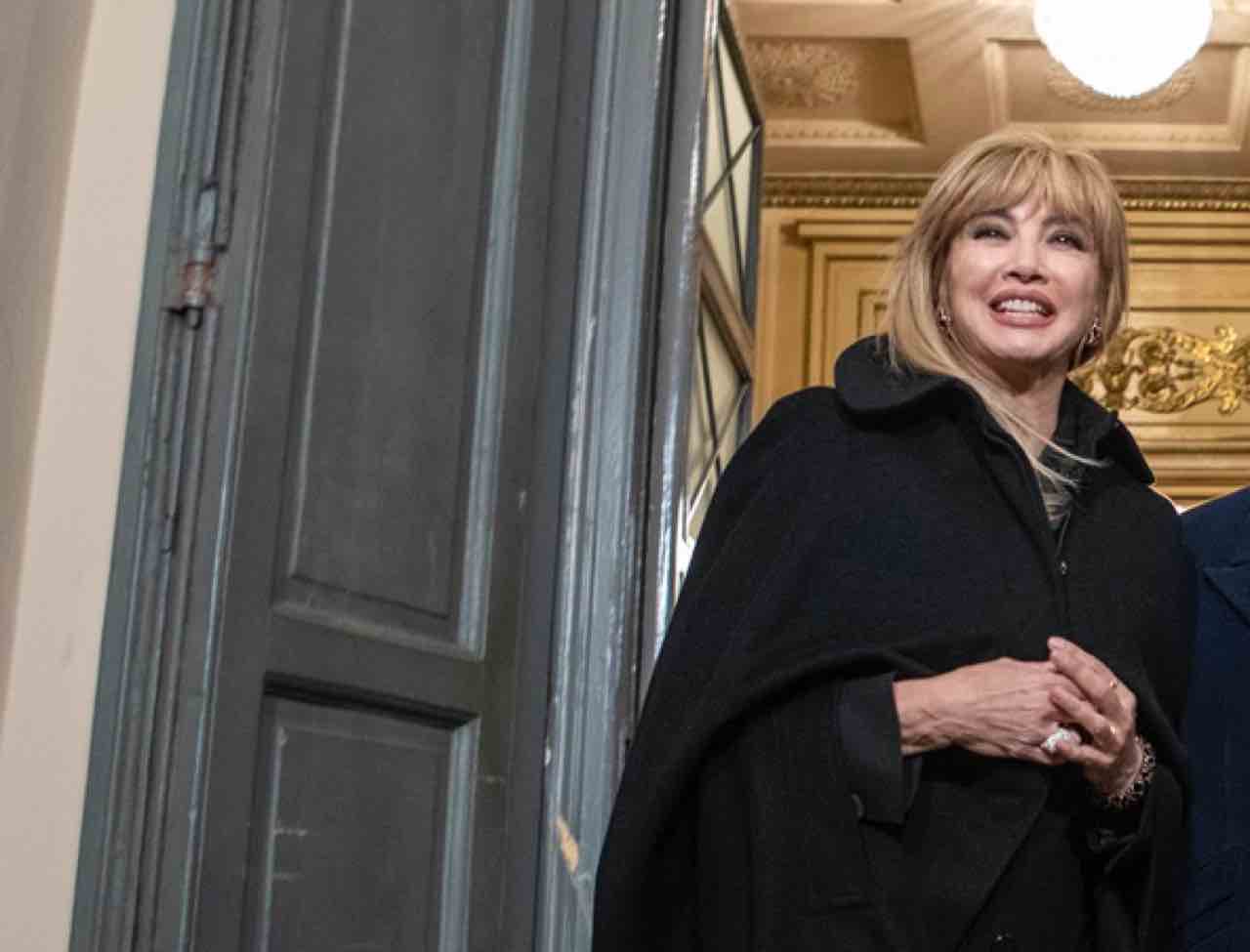 Abito stilista Milly Carlucci prima de La scala 2023 chi la veste