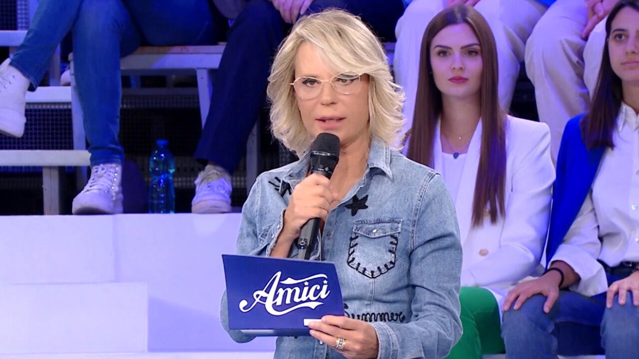 Anticipazioni Amici 28 gennaio: ospiti, disco d'oro a Holden e gara canto e ballo