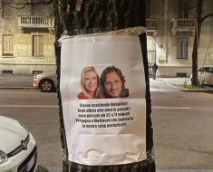 Beautiful è rivolta dei fan a Milano cosa hanno scritto nei cartelli per strada