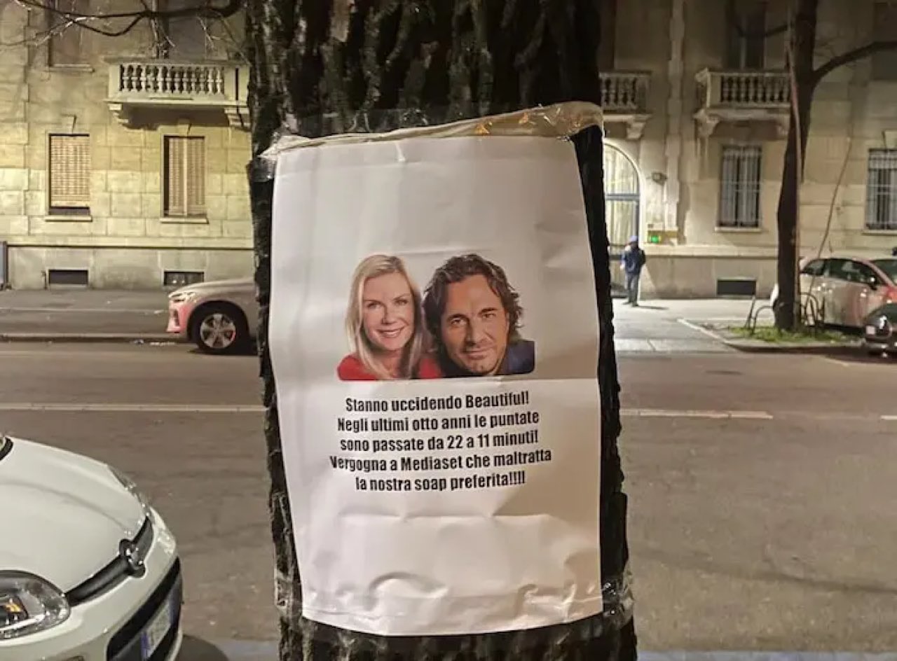 Beautiful è rivolta dei fan a Milano cosa hanno scritto nei cartelli per strada