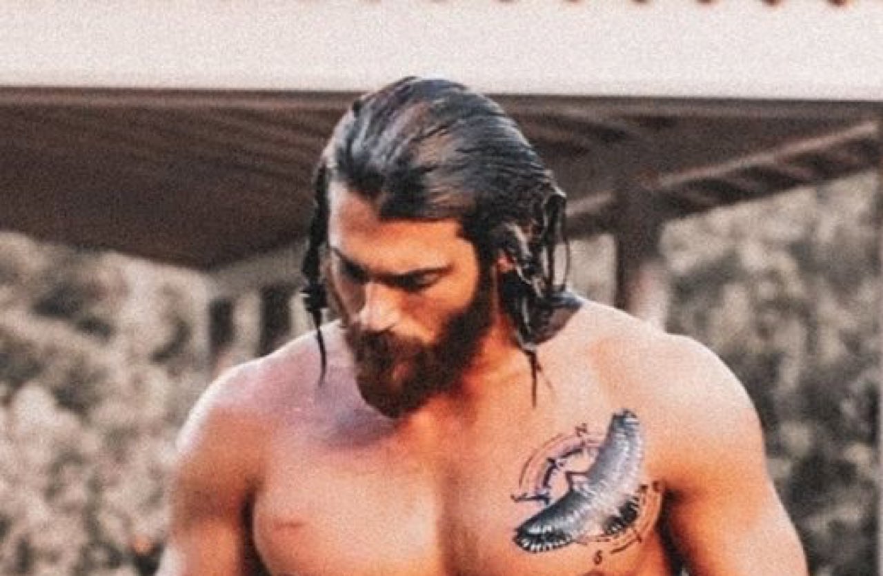 Can Yaman il suo corpo cambia e carica un nuovo fardello sulle spalle