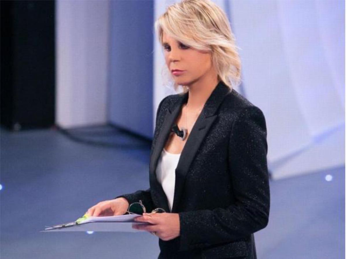 Abito stilista Maria De Filippi C'è posta per te chi la veste?