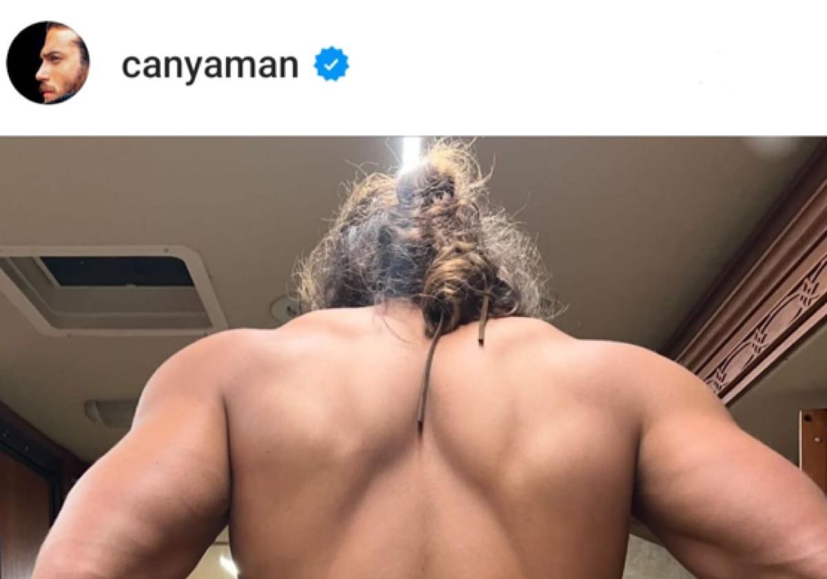 Can Yaman schiena nuda