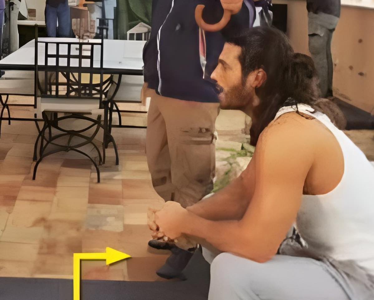 Can Yaman foto mai viste sul set e accanto a lui quella splendida donna mora