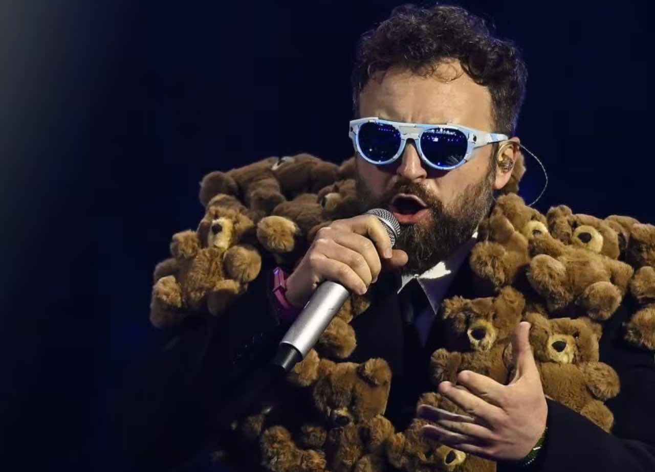 Dargen D'Amico stilista e abito Sanremo 2024: chi veste il cantante