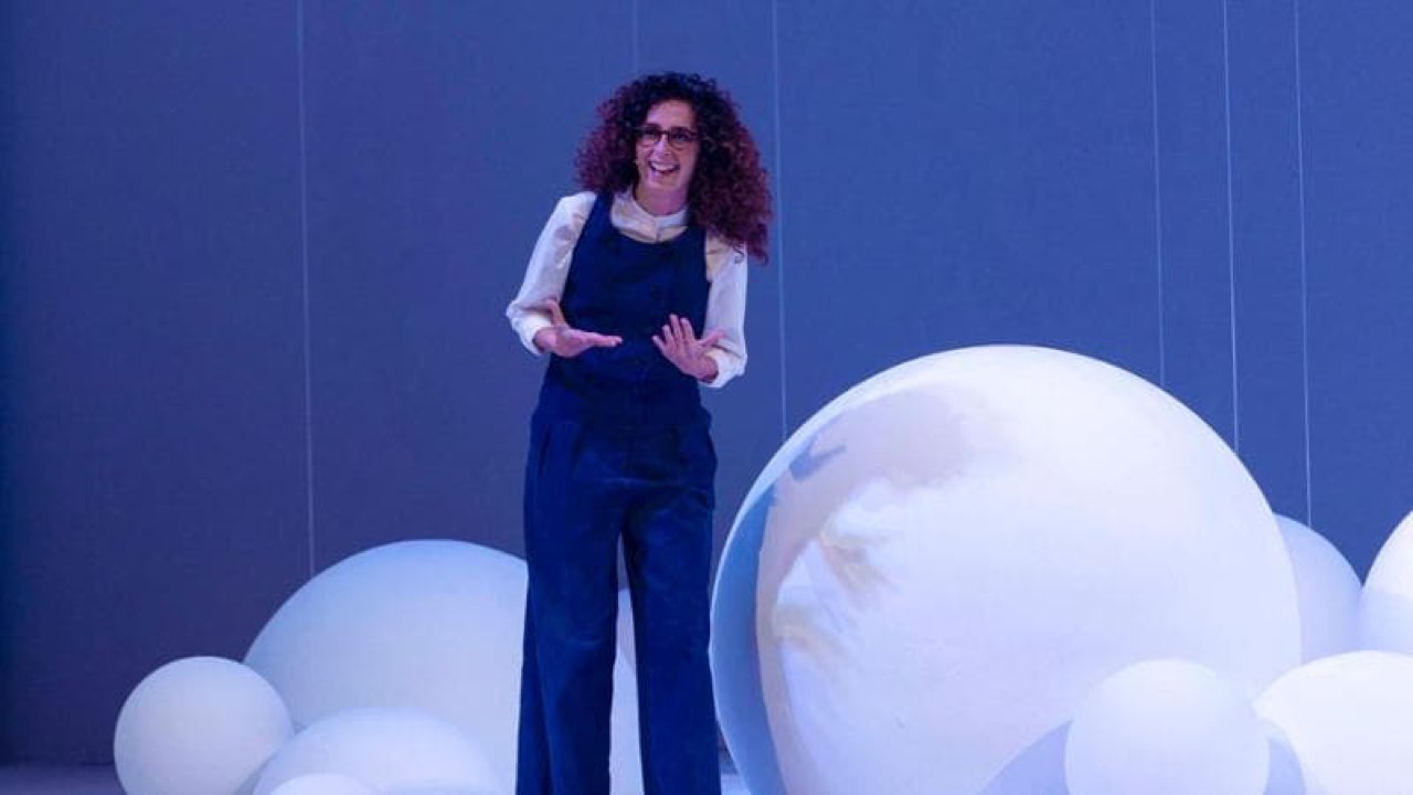 Abiti stilista Teresa Mannino Sanremo 2024: chi la veste e look terza serata