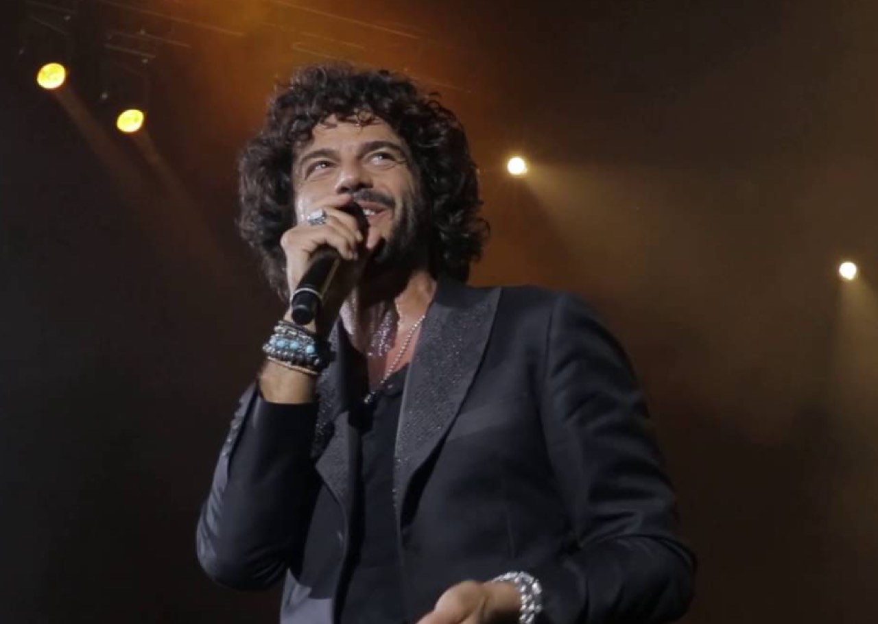 Abito stilista Francesco Renga Sanremo 2024: chi lo veste?