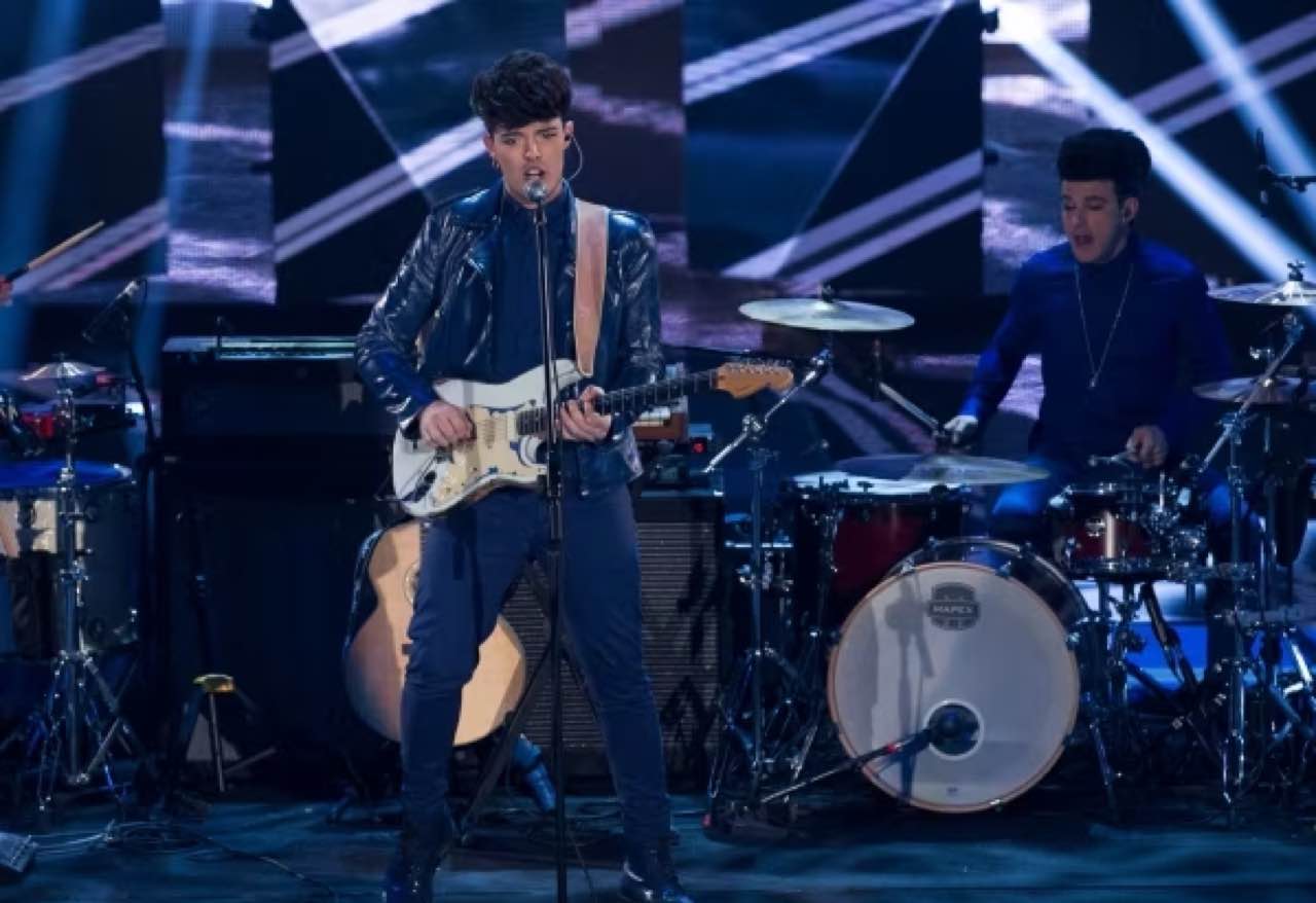 Abito stilista The Kolors Sanremo 24: chi li veste e look