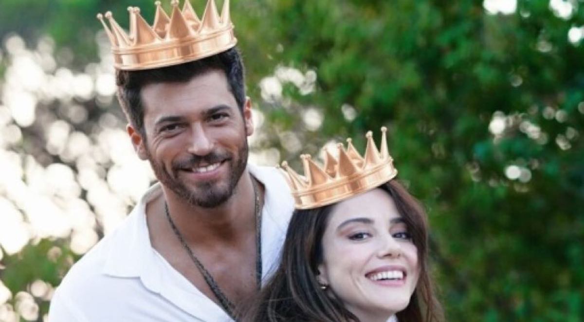 Mr. Can Yaman e Miss Ozge Gurel nel giorno della liberazione