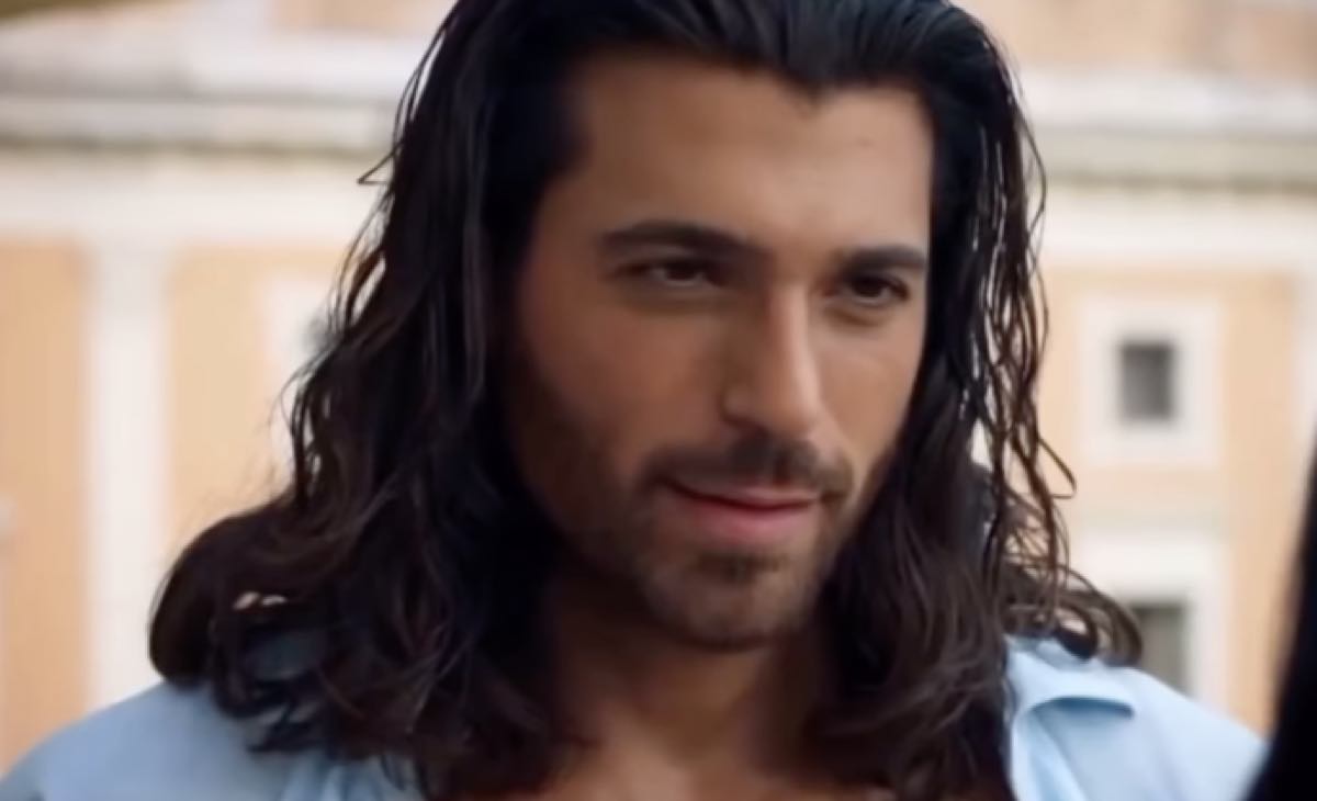 Can Yaman parla alle sue fans: tutto l'amore, i sacrifici e quello che ha saputo fare