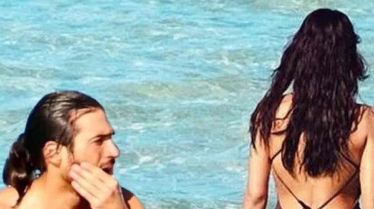 Can Yaman guarda il lato B della Chillemi e le fan rimangono a bocca aperta