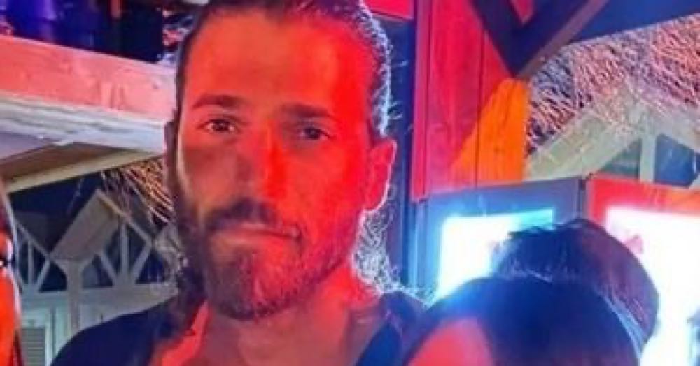 Can Yaman balla in spiaggia e lascia tutti a bocca aperta (video)