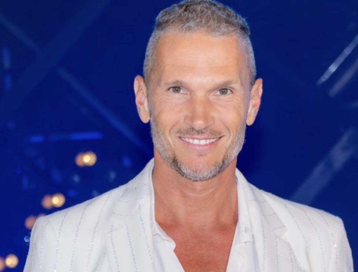 Abito stilista Alvin Battiti Live, chi lo veste e look