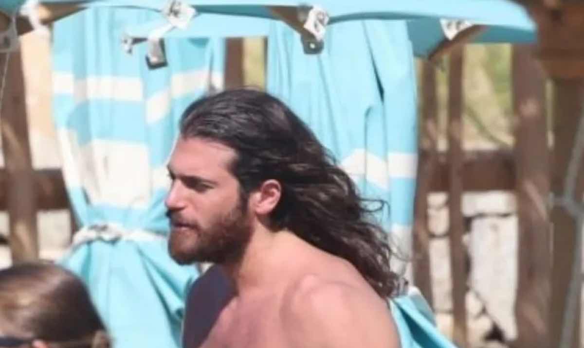Can Yaman vacanze calde in Grecia nuove foto del divo in costume