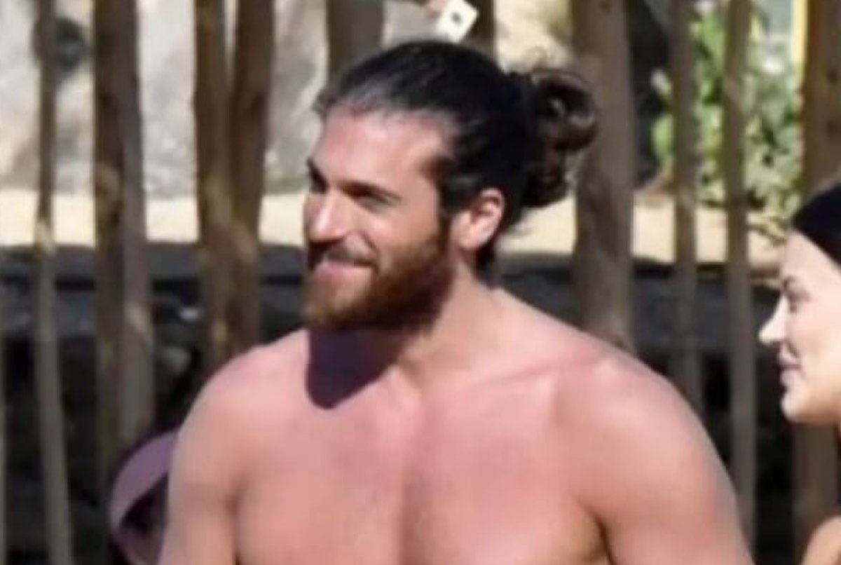 Can Yaman fa girare la testa alla ragazza in spiaggia con lui, nuovo amore?