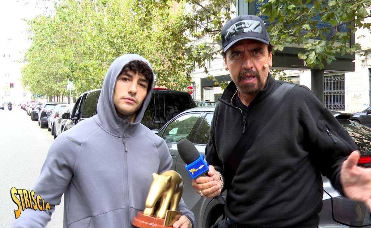 Tony Effe riceve il suo primo tapiro d'oro, grande sorpresa e un po' di amarezza