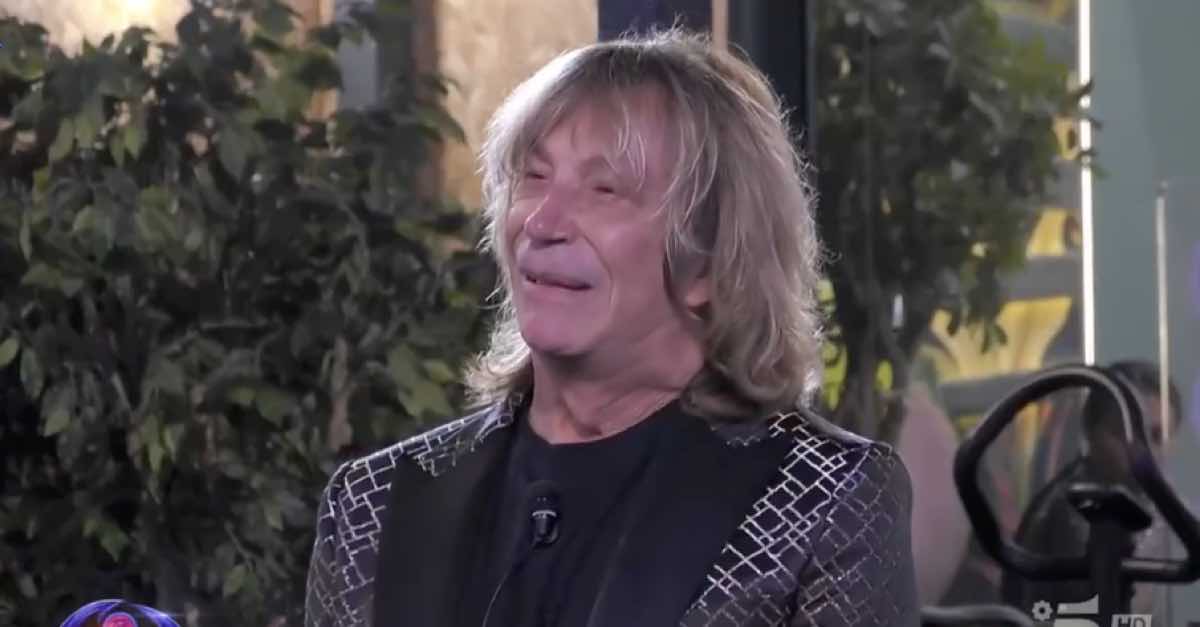 Crisi nera tra Carmen Russo ed Enzo Paolo Turchi, matrimonio a rischio e lei intanto si rifà le labbra