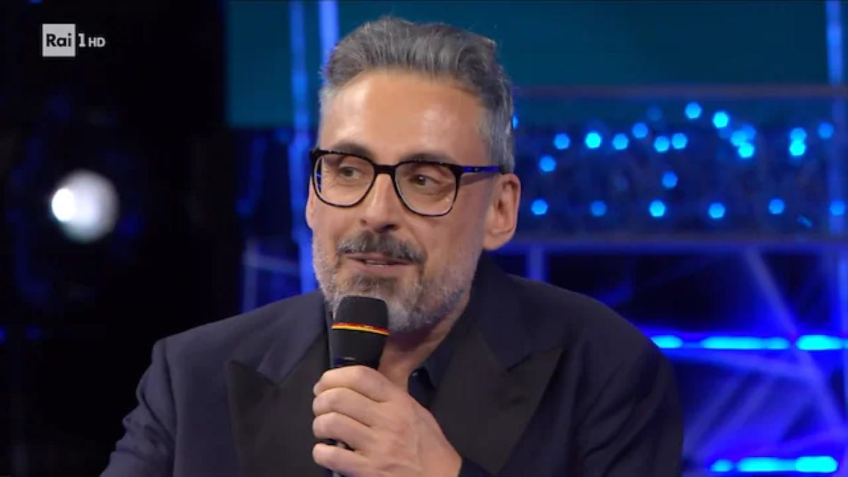 Brunori Sas abito stilista Sanremo 2025, chi lo veste all'Ariston