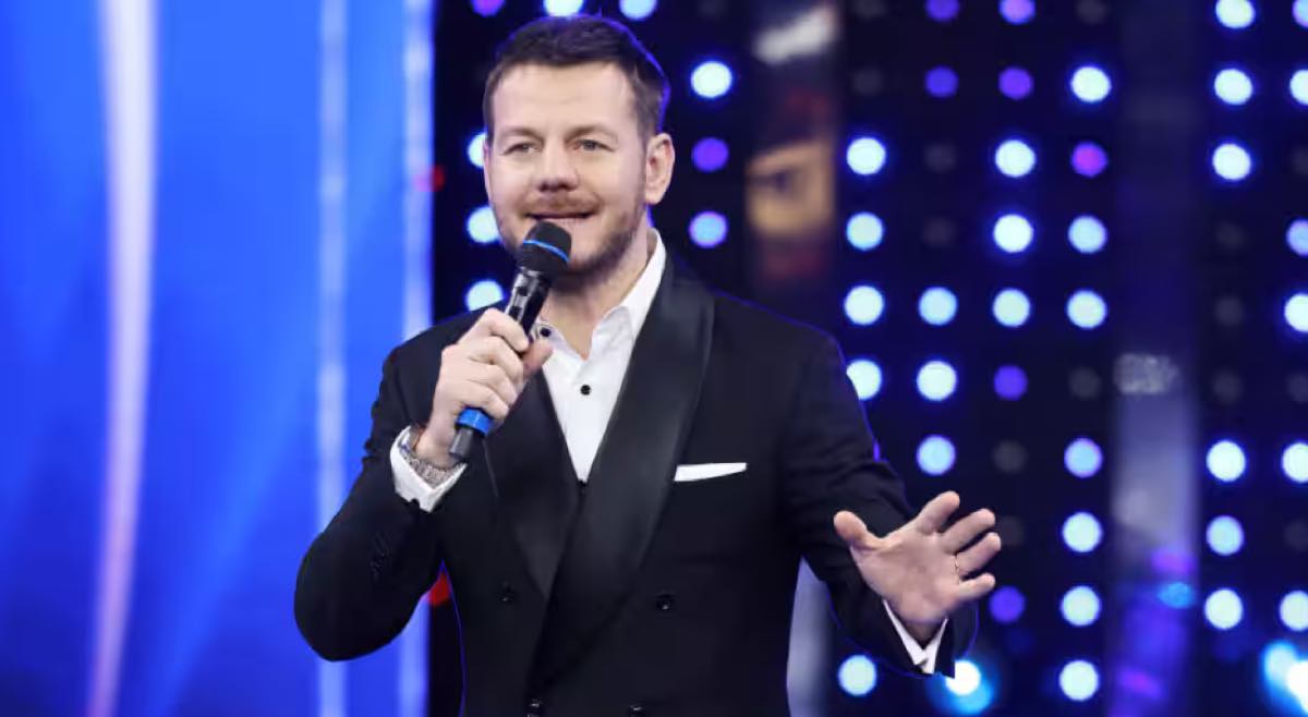 Cattelan abito stilista Sanremo 2025 chi lo veste e look