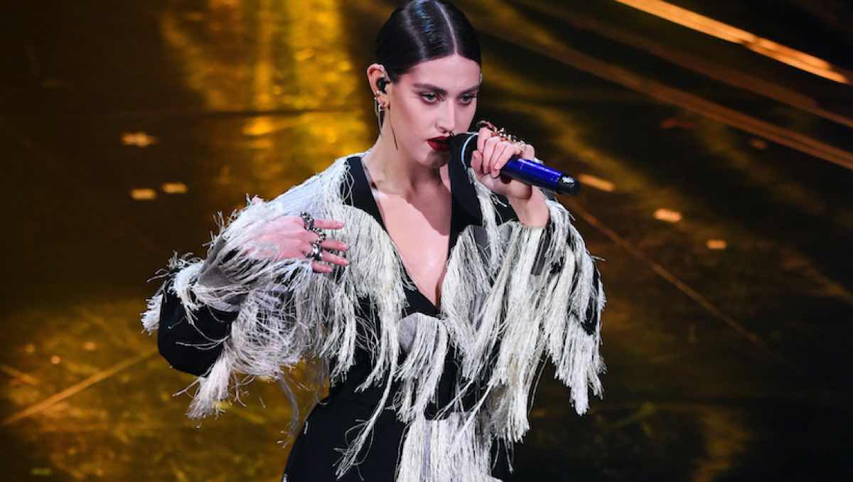 Abito stilista Gaia Sanremo 2025, chi la veste e look 5 serate