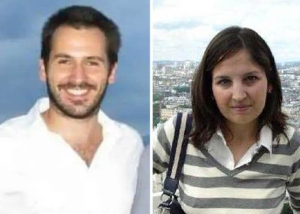 Le principali prove contro Andrea Sempio, indagato per l'omicidio di Chiara Poggi, includono: Tracce di DNA: Sono stati trovati frammenti di DNA di Sempio sotto le unghie della vittima. Questa evidenza è stata riaperta grazie a una nuova perizia genetica che ha suggerito la compatibilità del DNA di Sempio con quello rinvenuto sulla vittima13. Telefonate effettuate il giorno dell'omicidio: Le comunicazioni telefoniche di Sempio nel giorno dell'omicidio sono state esaminate e potrebbero fornire indizi sulla sua presenza nella zona2. Verbali degli interrogatori: Le dichiarazioni fornite da Sempio durante gli interrogatori sono state analizzate e potrebbero contenere incongruenze rispetto ad altre evidenze2. Impronte e alibi: Un'impronta di scarpa, corrispondente alla misura di Sempio, è stata rinvenuta sulla scena del crimine. Inoltre, Sempio ha presentato uno scontrino di parcheggio come prova della sua presenza a Vigevano al momento dell'omicidio, ma le analisi sul suo cellulare lo collocano in Garlasco23. Nonostante queste prove, Sempio era stato prosciolto nel 2017 per mancanza di un movente chiaro e per l'inadeguatezza delle metodologie utilizzate nelle precedenti indagini. Tuttavia, la riapertura del caso è stata motivata dalla nuova consulenza genetica che ha riacceso l'interesse delle autorità