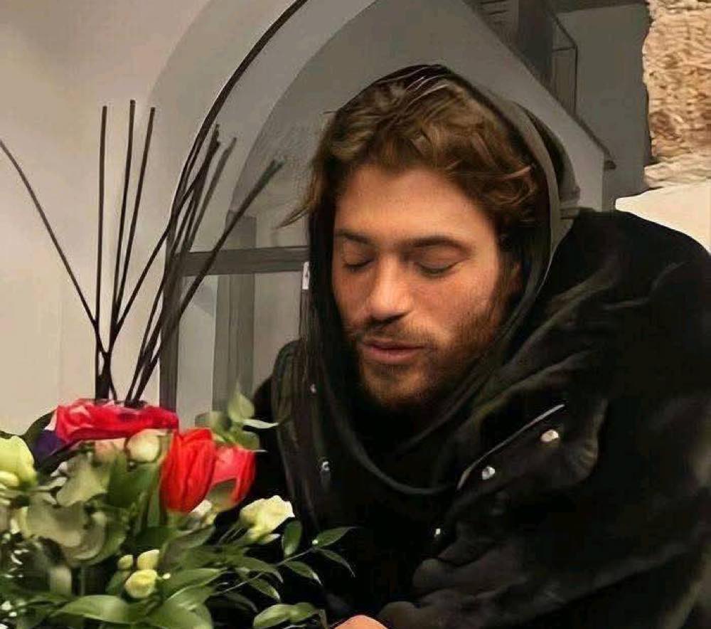 Can Yaman è un attore turco molto popolare, noto per le sue serie televisive e per essere al centro di vari gossip riguardanti la sua vita sentimentale. Di recente, ci sono state diverse speculazioni sul suo stato sentimentale: Vacanza a Mykonos: Nel agosto 2024, Can Yaman è stato avvistato a Mykonos con una misteriosa ragazza, suscitando speculazioni su una possibile nuova fiamma. Tuttavia, non ci sono conferme ufficiali da parte dell'attore. Relazione con Giorgia Colombo: In passato, c'erano voci su una relazione con una ragazza italiana di nome Giorgia Colombo, ma anche in questo caso non ci sono conferme ufficiali. Flirt con Francesca Chillemi: Can Yaman e la sua collega Francesca Chillemi hanno mostrato una forte chimica durante un'intervista a Verissimo, ma entrambi hanno smentito qualsiasi coinvolgimento romantico, poiché Francesca è impegnata con un altro. Nuova attrice turca: Recentemente, si è parlato di un possibile interesse per l'attrice turca Gozde Gurkan, ma anche qui mancano conferme ufficiali. In sintesi, Can Yaman ha dichiarato di essere single e concentrato sul lavoro, ma ci sono continue speculazioni sui suoi interessi amorosi