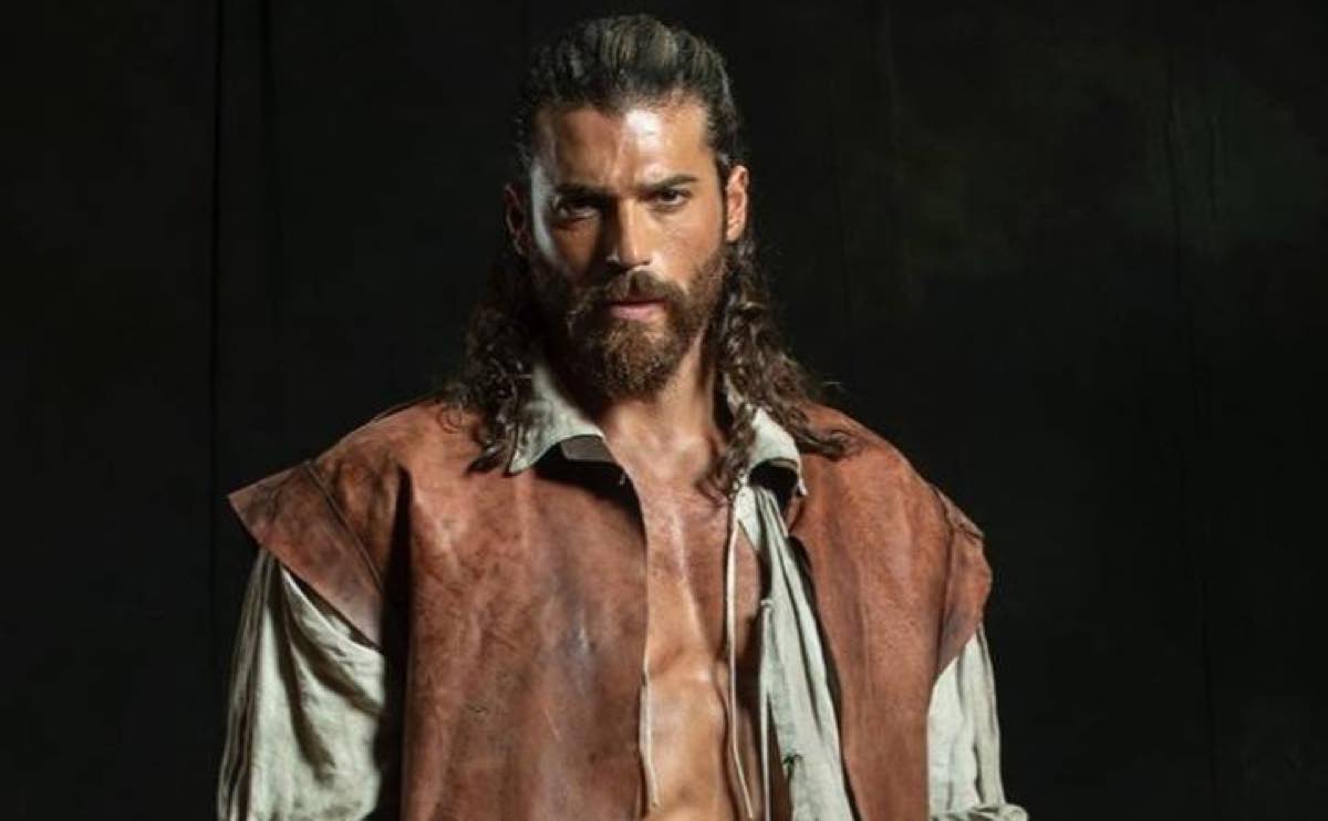Can Yaman dopo il flop de Il Turco in Italia lascia il Paese: la destinazione vi sorprenderà