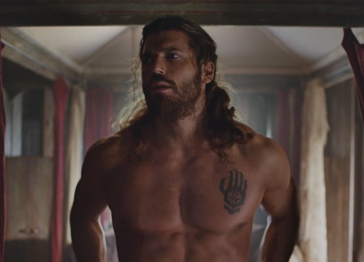 Can Yaman provoca un malore e lei decide di non far vedere quella scena incandescente