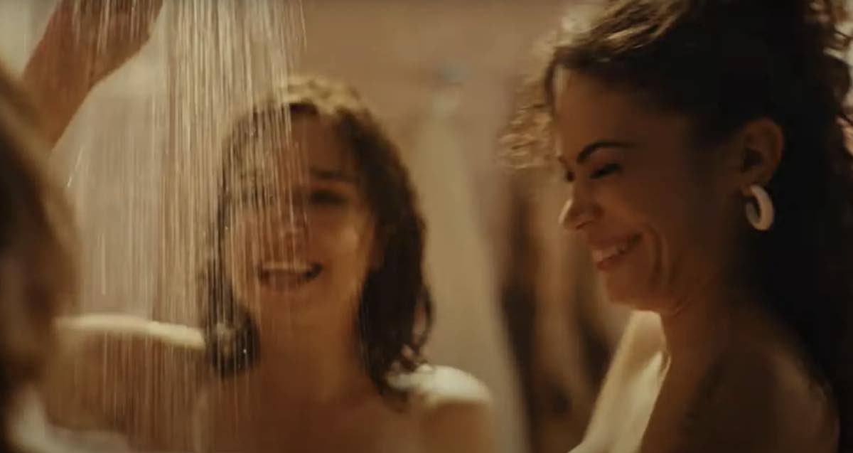 elodie doccia a tre film fuori