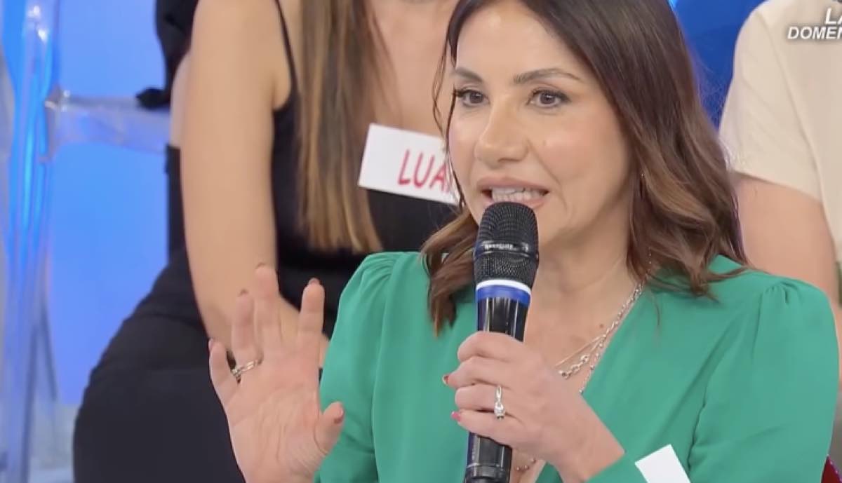 Tra le nuove protagoniste del parterre femminile del Trono Over di Uomini e Donne, Fulvia ha subito catturato l’attenzione del pubblico e in particolare di Sebastiano Mignosa, per il quale ha deciso di scendere le scale dello studio. Il suo ingresso è stato molto notato: indossava un elegante abito verde smeraldo che ha valorizzato la sua sensualità e il portamento sicuro, accompagnato da un sorriso aperto e coinvolgente che ha trasmesso subito energia positiva. Fulvia si è mostrata fin da subito una donna sicura di sé, con una personalità ben definita, determinata e concreta. Ha chiarito di non voler perdere tempo e di essere pronta a mettersi in gioco senza riserve, ma allo stesso tempo pretende sincerità e chiarezza da chi la corteggia. Per Sebastiano, che ha vissuto relazioni altalenanti nel programma, Fulvia potrebbe rappresentare un punto di svolta importante. Il cavaliere Sebastiano, già noto al pubblico per la sua partecipazione al Trono Over nel 2018, ha iniziato una nuova frequentazione con Fulvia dopo aver chiuso altre relazioni nel programma. La loro conoscenza è stata al centro di attenzione nelle puntate recenti, con Sebastiano deciso a concentrarsi su Fulvia e a lasciarsi alle spalle il passato, come confermato anche da un confronto in studio con la sua ex frequentazione Cinzia, che ha accettato di non competere con la nuova dama e di lasciarle spazio per conoscere Sebastiano. In sintesi, Fulvia è entrata nel programma come una figura elegante, determinata e capace di portare nuova energia al Trono Over, suscitando interesse e curiosità sia nel pubblico che nel cavaliere Sebastiano, con cui la frequentazione è appena iniziata ma promette sviluppi interessanti