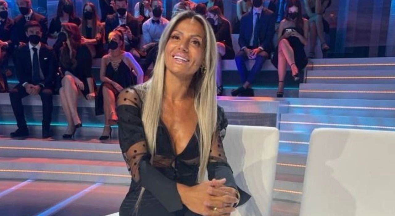 Laura Maddaloni è una ex judoka italiana, oggi personal trainer e personaggio televisivo, nota anche per essere la moglie del pugile Clemente Russo. StarsUnfolded +7 Novella 2000 +7 Blasting News +7 ? Biografia e Dati Personali Data di nascita: 11 aprile 1980 Luogo di nascita: Napoli Età: 45 anni (al 2025) Altezza: circa 1,65 m Peso: circa 55 kg Segno zodiacale: Ariete Professione: Ex judoka, personal trainer, personaggio televisivo Tatuaggi: Ha un tatuaggio sulla mano sinistra, condiviso simbolicamente con il marito Blasting News +7 Controcampus +7 Il Messaggero +7 Novella 2000 +5 Teleclub Italia +5 Il Messaggero +5 StarsUnfolded Teleclub Italia +5 Novella 2000 +5 Novella 2000 +5 Novella 2000 +1 Novella 2000 +1 ? Carriera Sportiva Laura Maddaloni ha iniziato a praticare judo all'età di 4 anni, allenata dal padre Giovanni, noto allenatore. Ha ottenuto numerosi successi: Libero.it +1 StarsUnfolded +1 8 medaglie d'oro ai Campionati Italiani 3 medaglie d'argento e 3 di bronzo nella categoria Senior Bronzo ai Giochi del Mediterraneo del 2005 nella categoria -57 kg Medaglie in tornei internazionali e World Cups 2 Collari d'Oro al Merito Sportivo ricevuti nel 2002 e 2003 Controcampus +4 Libero.it +4 Blasting News +4 Il Messaggero +5 Wikipedia, l'enciclopedia libera +5 Blasting News +5 Novella 2000 Dopo il ritiro dalle competizioni nel 2005, ha intrapreso la carriera di personal trainer. Novella 2000 ? Attività Televisiva Laura ha partecipato a diversi programmi televisivi: Pomeriggio Cinque (2019): rubrica "In forma con Laura" L'Isola dei Famosi (2022): concorrente insieme al marito Clemente Russo The Couple – Una vittoria per due (2025): partecipante in coppia con la ginnasta Giorgia Villa StarsUnfolded +2 Controcampus +2 Wikipedia, l'enciclopedia libera +2 Novella 2000 +6 Blasting News +6 Wikipedia, l'enciclopedia libera +6 Il Messaggero +2 StarsUnfolded +2 Wikipedia, l'enciclopedia libera +2 ? Vita Privata Laura è sposata con il pugile Clemente Russo dal 29 dicembre 2008. La coppia ha tre figlie: Blasting News +3 Novella 2000 +3 Wikipedia, l'enciclopedia libera +3 Rosy, nata il 9 agosto 2011 Jane e Janet, gemelle nate il 14 giugno 2013 StarsUnfolded +4 Wikipedia, l'enciclopedia libera +4 Novella 2000 +4 Nel 2017, hanno rinnovato le promesse matrimoniali a Napoli in una cerimonia trasmessa in diretta televisiva. Novella 2000 +1 Novella 2000 +1 ? Social Media Laura è attiva su Instagram con il profilo @maddalonilaura, dove condivide contenuti legati al fitness, alla famiglia e alla sua vita quotidiana