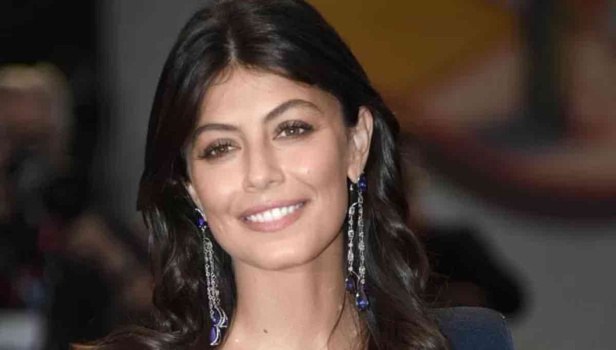 Alessandra Mastronardi è un'attrice italiana nota per la sua versatilità e per aver interpretato ruoli di rilievo sia in Italia che all'estero. Ecco una panoramica della sua vita e carriera: ? Età, Altezza e Peso Data di nascita: 18 febbraio 1986 Luogo di nascita: Napoli, Italia Età: 39 anni (al 2025) Altezza: Le fonti variano tra 1,59 m e 1,66 m Peso: Circa 50 kg DANinSERIES +9 Teleclub Italia +9 Wikipedia +9 Novella 2000 +3 Libero.it +3 DiLei +3 Novella 2000 ? Carriera Alessandra ha iniziato la sua carriera nel mondo dello spettacolo da giovanissima, partecipando a spot pubblicitari e serie TV. Il suo debutto televisivo risale al 1998 con la miniserie Amico mio 2. Ha poi recitato in diverse produzioni televisive italiane, tra cui Un medico in famiglia, Il veterinario e Don Matteo. Wikipedia +6 Wikipedia +6 Libero.it +6 Il grande successo arriva nel 2006 con il ruolo di Eva Cudicini nella serie I Cesaroni, che le ha dato grande popolarità. Successivamente, ha interpretato ruoli significativi in produzioni internazionali, come To Rome with Love di Woody Allen (2012) e la serie Master of None, per la quale ha ricevuto una candidatura ai Critics' Choice Awards nel 2018. Ha anche interpretato Alice Allevi nella serie L'Allieva (2016-2020) e Lucrezia Donati ne I Medici. Nel 2019 è stata madrina della 76ª Mostra internazionale d'arte cinematografica di Venezia. UrbanPost +6 Libero.it +6 DANinSERIES +6 Wikipedia +6 Wikipedia +6 DiLei +6 ❤️ Vita Privata Alessandra è nata a Napoli da padre psicologo e madre imprenditrice culturale. A cinque anni si è trasferita a Roma con la famiglia. Ha studiato al liceo classico e poi si è iscritta alla facoltà di Lettere e Filosofia con indirizzo spettacolo presso l'Università La Sapienza. ClioMakeUp +9 Wikipedia +9 DiLei +9 Wikipedia +2 UrbanPost +2 YouMovies +2 UrbanPost +2 Novella 2000 +2 Wikipedia +2 Nel corso degli anni, ha avuto diverse relazioni sentimentali. Nel luglio 2023 si è sposata con il dentista Gianpaolo Sannino ad Anacapri, ma la coppia si è separata dopo pochi mesi. Wikipedia ? Impegno Sociale Dal 2012, Alessandra è vicina all'UNICEF e dal 2019 è Goodwill Ambassador di UNICEF Italia, sostenendo diverse iniziative e campagne di sensibilizzazione. Wikipedia ? Social Media Puoi seguire Alessandra Mastronardi su Instagram: @lamastronardi ClioMakeUp +1 YouMovies +1 Se desideri ulteriori dettagli su specifici aspetti della sua carriera o vita privata, non esitare a chiedere!
