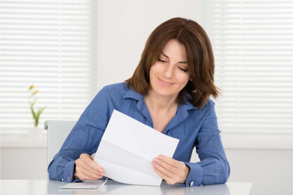 Donna legge documento